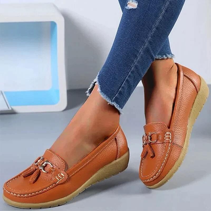 Texture cuir des mocassins orthopédiques Isabella, qualité et confort durable pour les chaussures femmes.