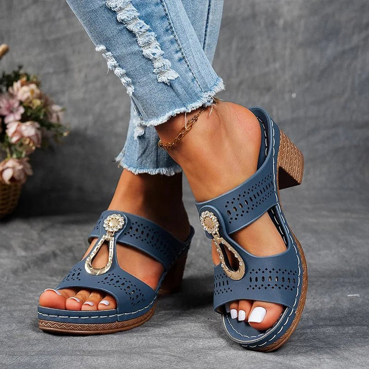 Sandales femme orthopédiques pour le bien-être, design ajouré. Talon élégant, confort pour la marche.