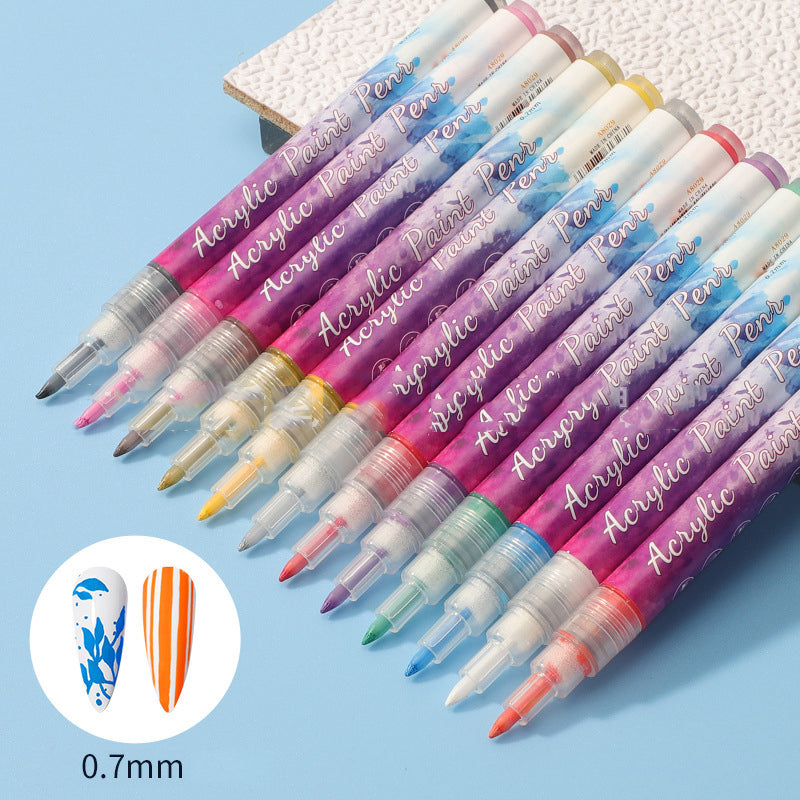 Accessoires Nail Art: marqueurs ongles pour peinture et décoration détaillées.