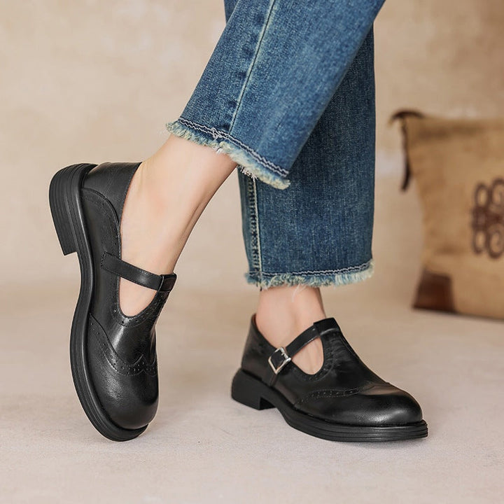 Élégantes chaussures Mary Jane noires pour femmes, à bride, parfaites pour un look classique et confortable.