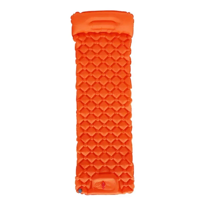 Matelas de camping gonflable dégonflé et roulé, ultraléger et compact pour la randonnée et le transport facile.