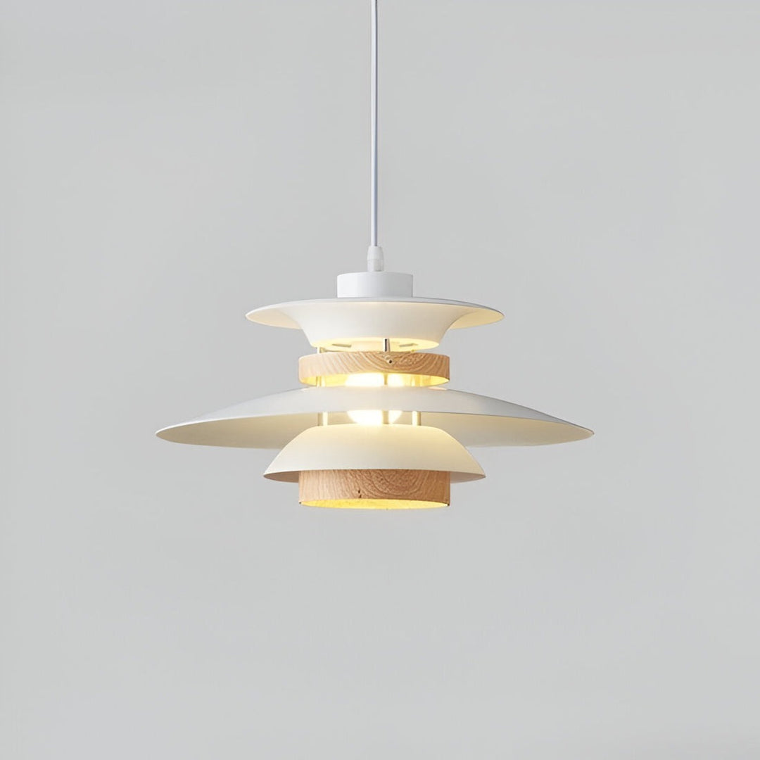 Suspension nordique élégante en bois clair, ajoutant une touche design et un éclairage doux à votre intérieur.