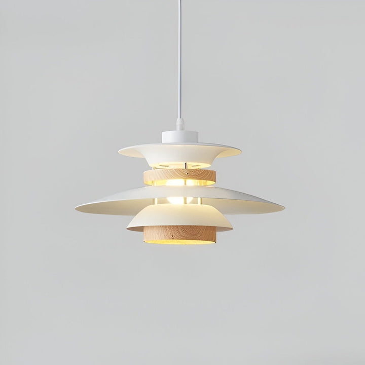 Suspension nordique élégante en bois clair, ajoutant une touche design et un éclairage doux à votre intérieur.
