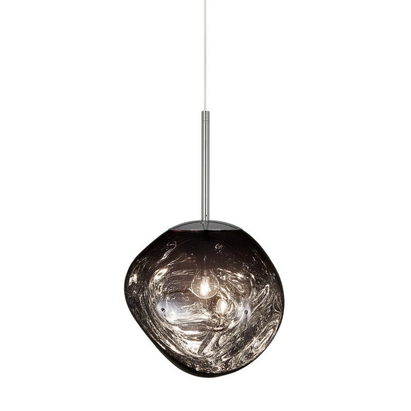Aspect réfléchissant de la suspension Melt, éclairage design et déco pour un intérieur contemporain. Élégance.