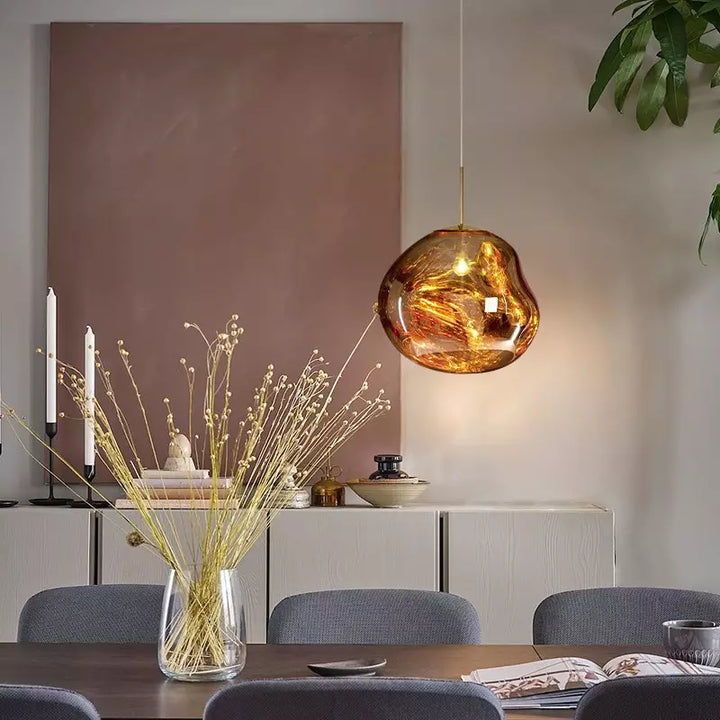 Lampe suspension moderne Melt, design unique apportant une touche chic à votre salle à manger ou cuisine.