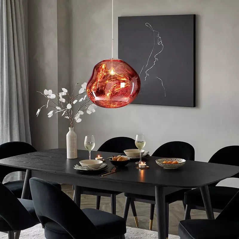 Suspension design Melt, aspect organique brillant. Éclairage moderne et stylé pour toute décoration intérieure.