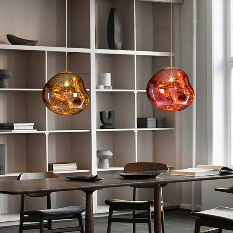 Éclairage design avec suspension Melt, lumière diffuse et moderne pour une ambiance chaleureuse au salon.