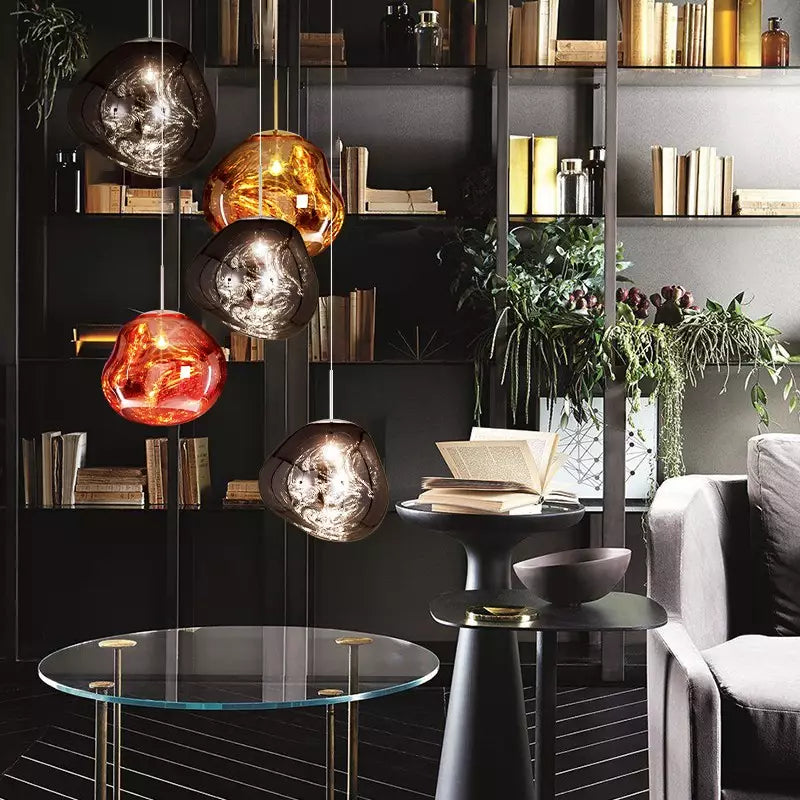 Luminaire suspension design Melt, finition brillante et forme originale. Parfait pour un intérieur moderne.