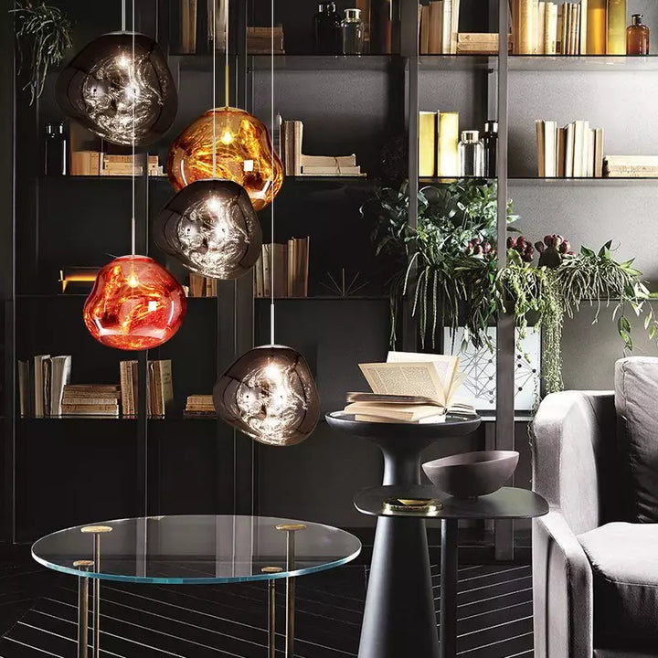 Luminaire suspension design Melt, finition brillante et forme originale. Parfait pour un intérieur moderne.