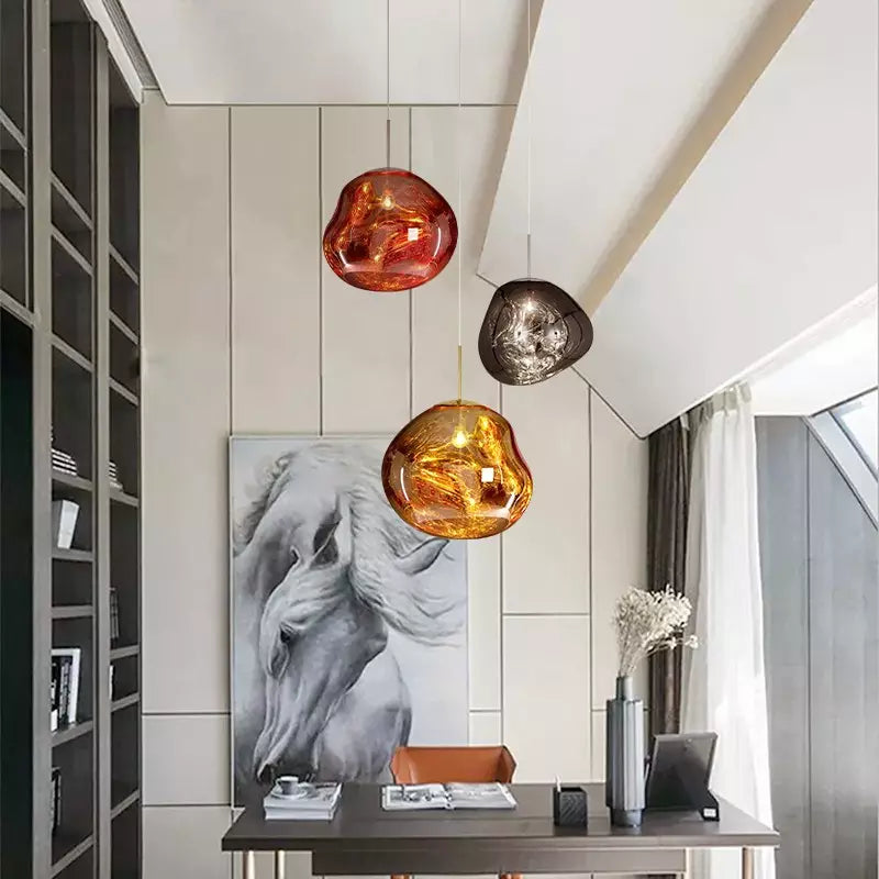 Luminaire suspension Melt à effet fondu, design contemporain pour salle à manger élégante. Pièce maîtresse déco.