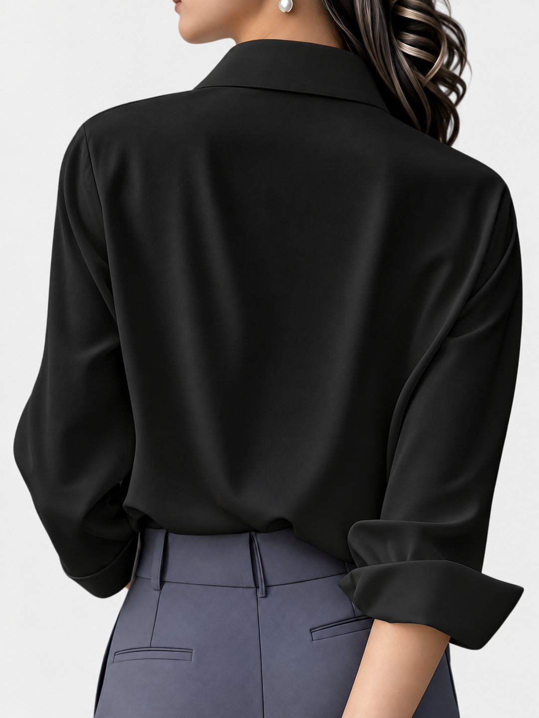 Chemisier femme élégant et chic, idéal pour le bureau ou une tenue décontractée branchée.