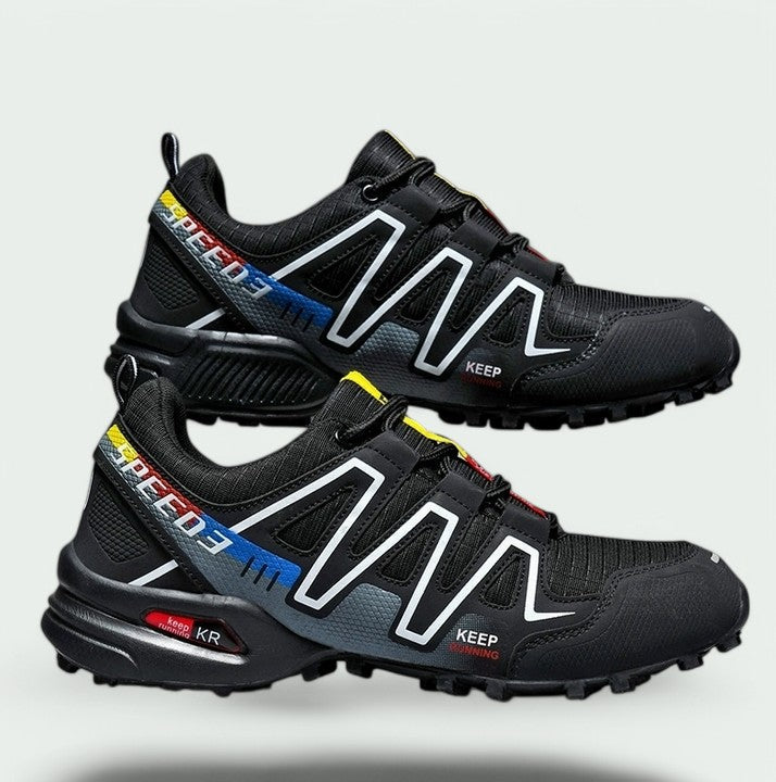 Paire de chaussures de randonnée pour hommes, confort optimal et adhérence fiable pour toutes vos aventures.