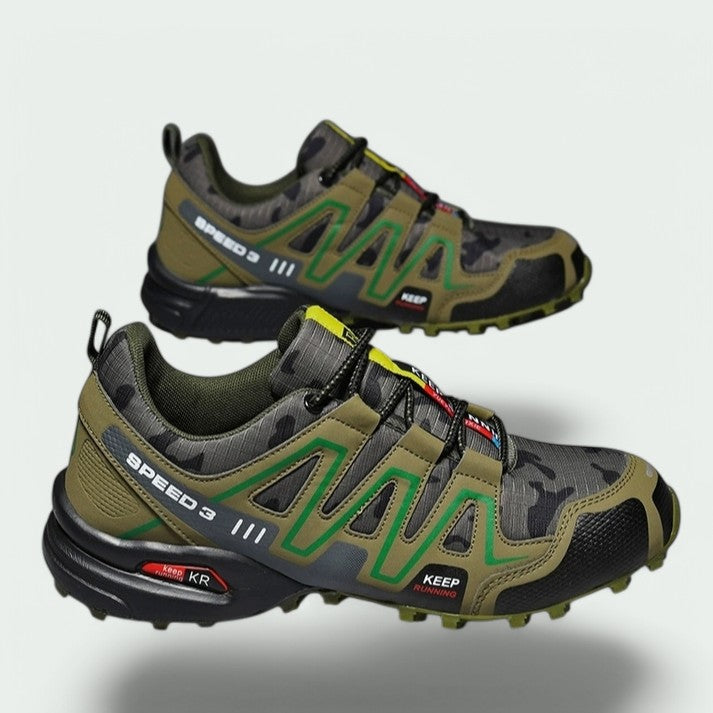 Paire de chaussures de marche imperméables pour hommes, avec confort supérieur et adhérence pour le plein air.