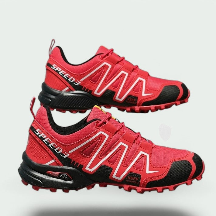 Gros plan sur la semelle des chaussures de randonnée hommes, pour une adhérence robuste en montagne.