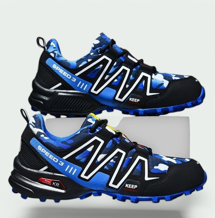 Chaussures de randonnée hommes en action sur un sentier, prouvant confort et imperméabilité pour l'aventure.