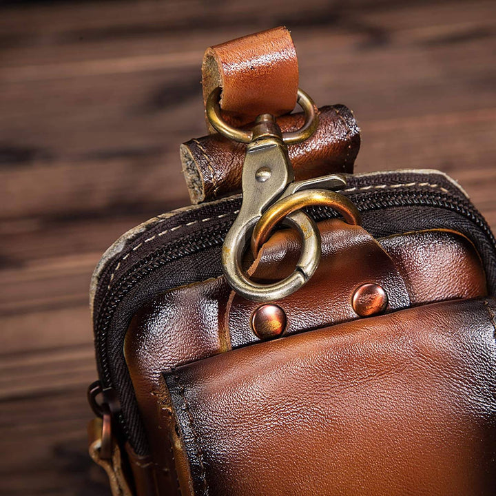 Pochette de ceinture marron en cuir véritable homme, accessoire quotidien vintage élégant et fonctionnel.