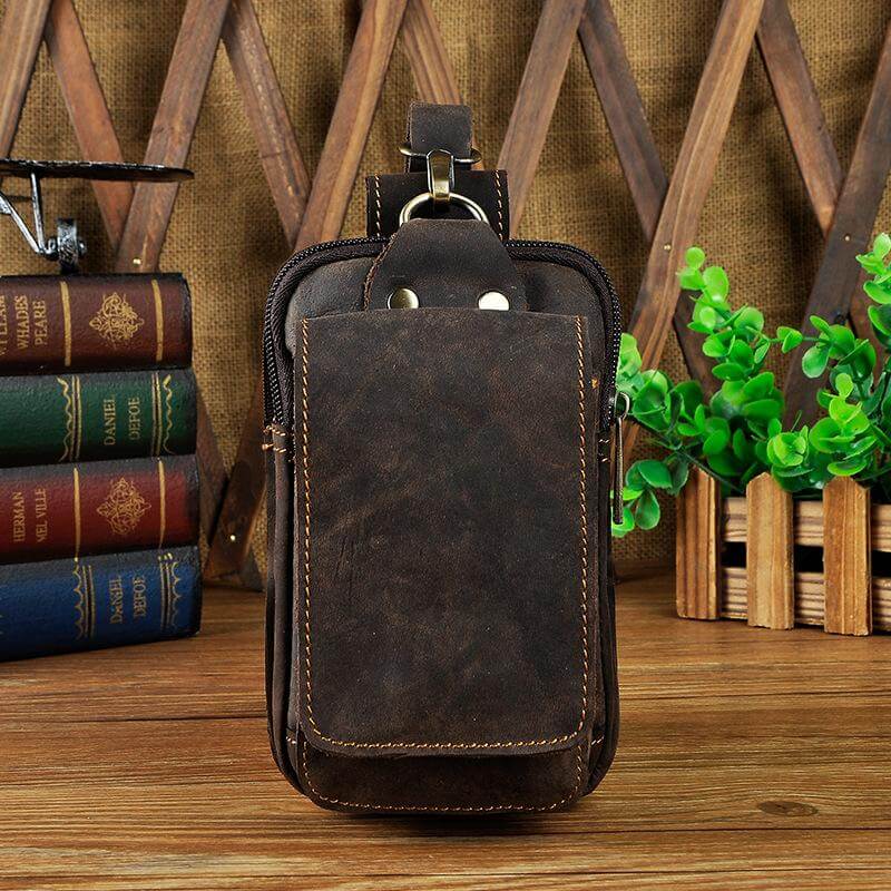 Petit sac bandoulière homme en cuir marron, parfait accessoire de voyage léger.
