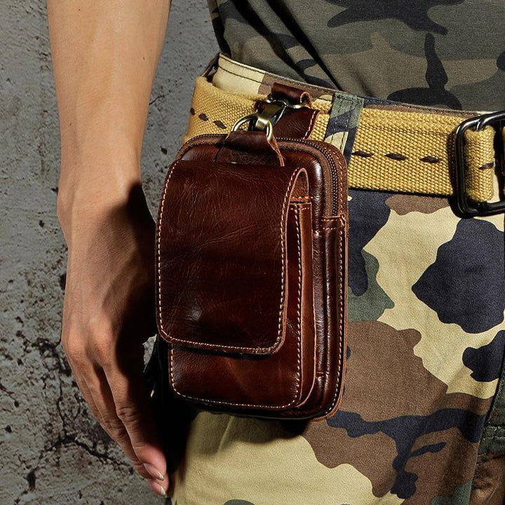 Sacoche organisatrice en cuir noir, sécurisée, pour homme moderne et actif en déplacement.