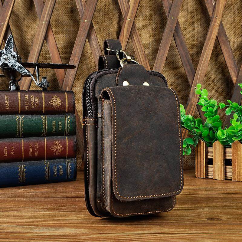 Sac banane homme en cuir véritable marron, texture vintage, pochette de ceinture pratique et esthétique.