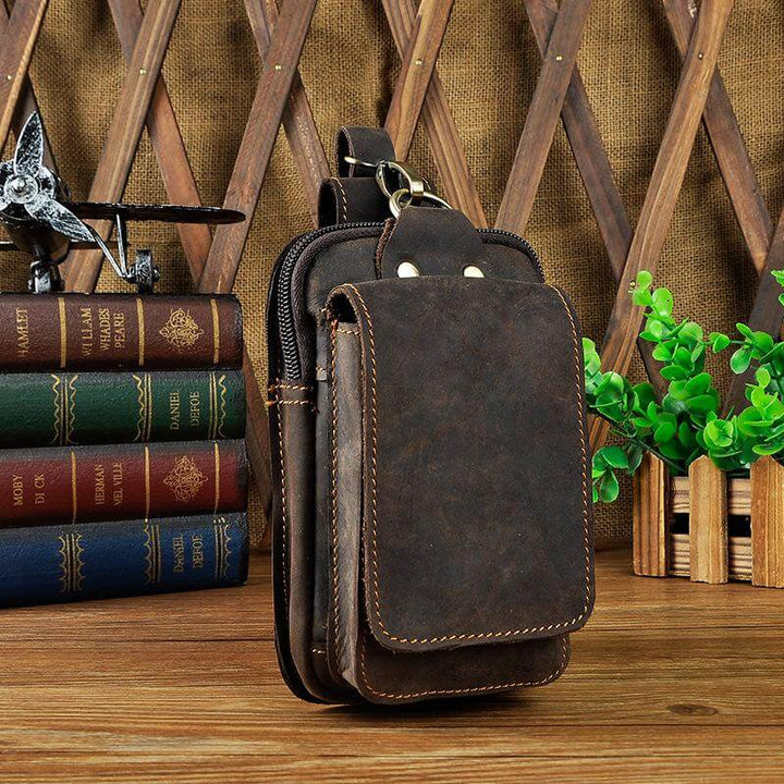 Sac banane homme en cuir véritable marron, texture vintage, pochette de ceinture pratique et esthétique.