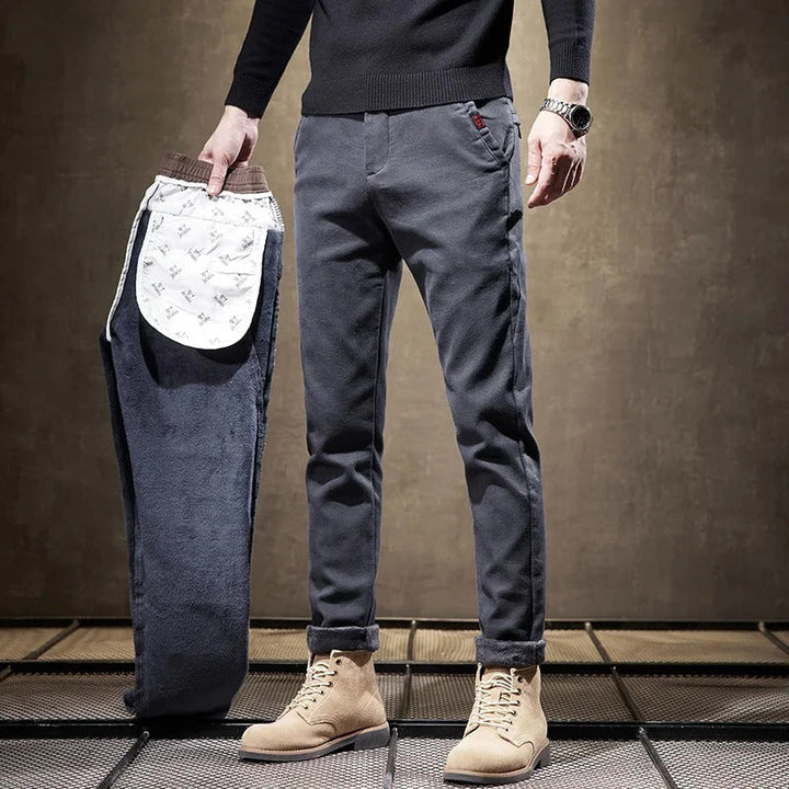 Pantalon velours homme, coupe slim ajustée, offrant un look moderne, chaud et d'une élégance décontractée.