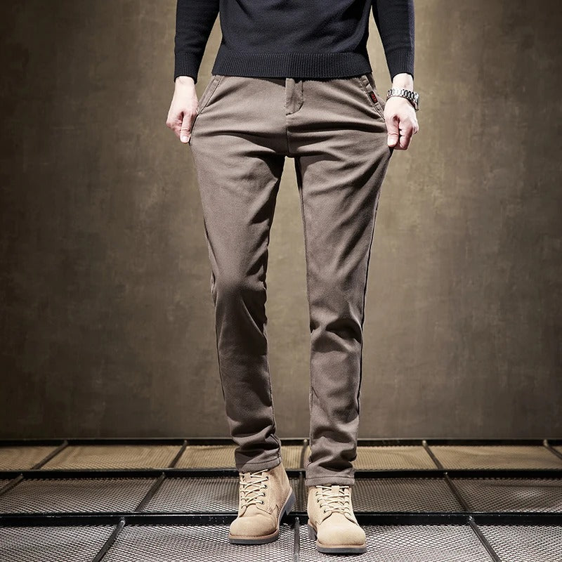 Pantalon homme slim fit en velours côtelé, offrant chaleur et confort supérieur, parfait pour saison froide.