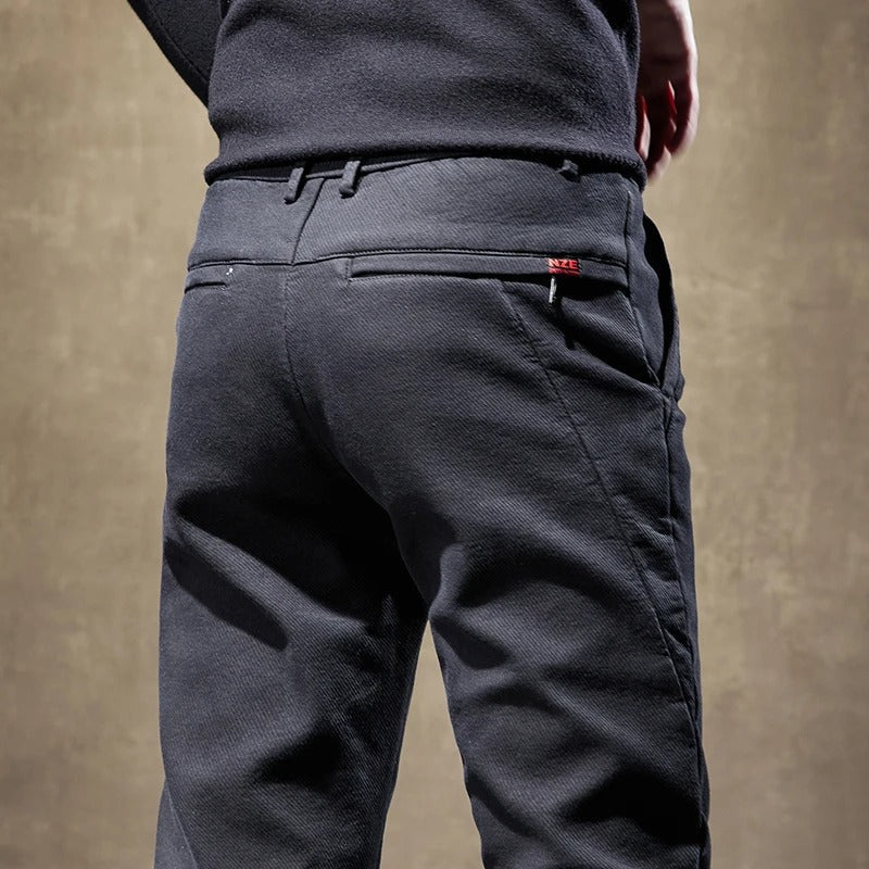Texture velours côtelé du pantalon homme slim fit, doux et chaud, soulignant le style et le confort.