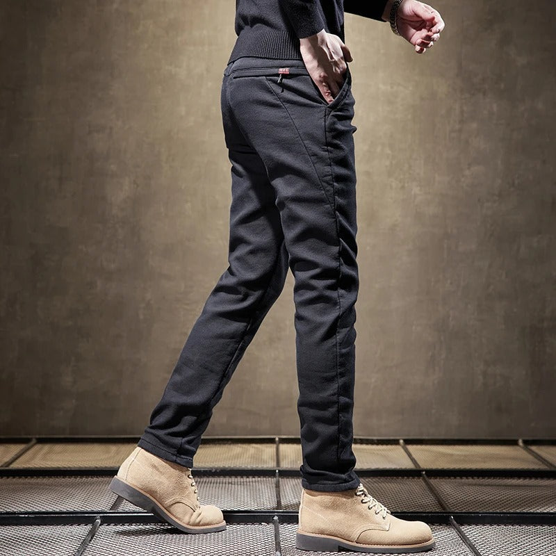 Pantalon homme slim fit, en velours polyvalent, alliant chaleur, confort et élégance pour toutes les saisons.