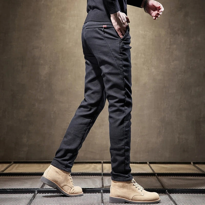 Pantalon homme slim fit, en velours polyvalent, alliant chaleur, confort et élégance pour toutes les saisons.