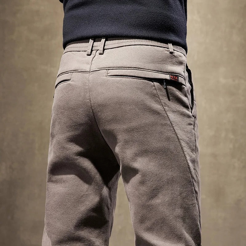 Vêtement homme : pantalon velours slim, confortable et élégant, parfait pour un look décontracté ou urbain chic.