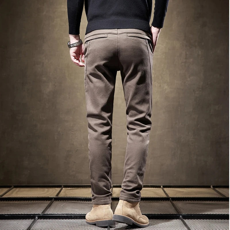 Pantalon velours slim fit pour homme, coupe moderne et élégante, ajoutant une touche chic à la mode masculine.