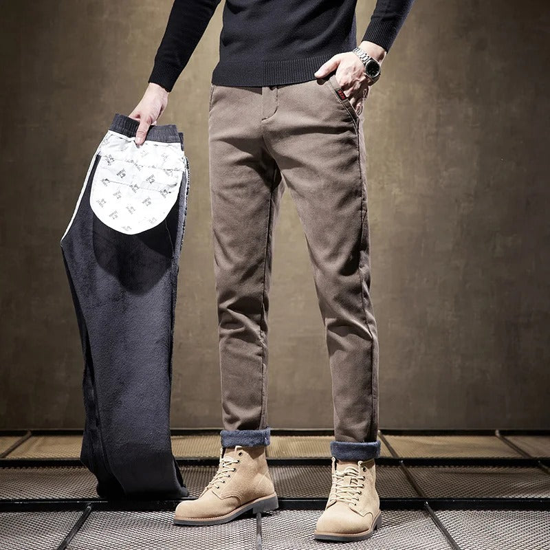 Homme portant un pantalon velours slim fit, incarnant le confort et l'élégance décontractée.