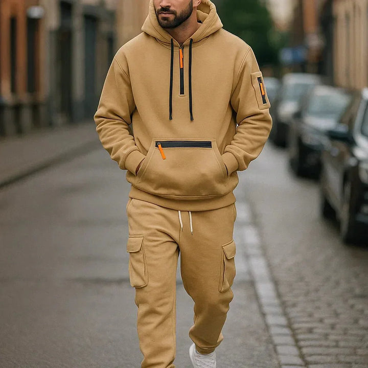 Ensemble sweat-shirt et pantalon cargo homme, style urbain robuste, parfait pour la mode décontractée automne/hiver.