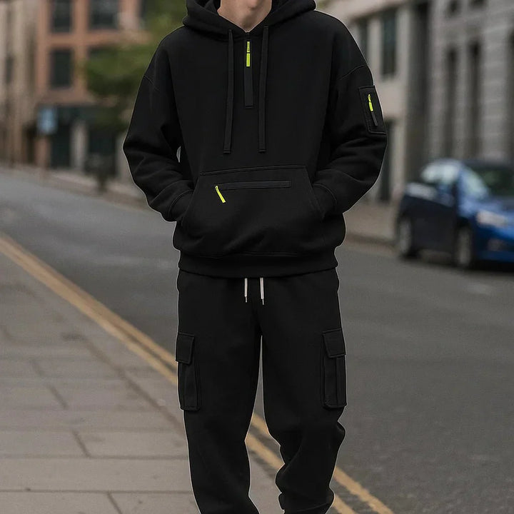 Ensemble homme sweat-shirt et pantalon cargo, un style streetwear polyvalent alliant confort et élégance décontractée.