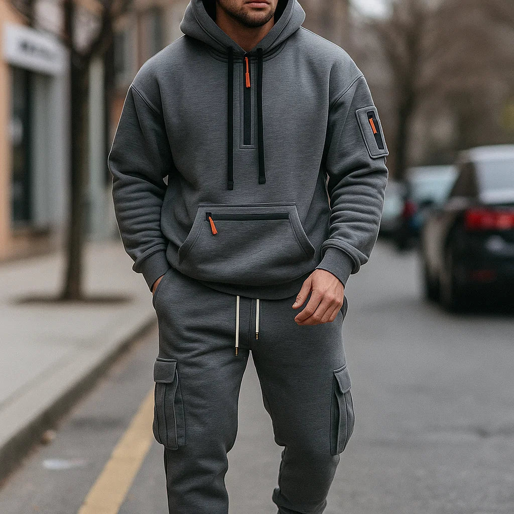 Pantalon cargo homme robuste avec sweat-shirt assorti, détails pratiques pour une tenue mode urbaine et décontractée.