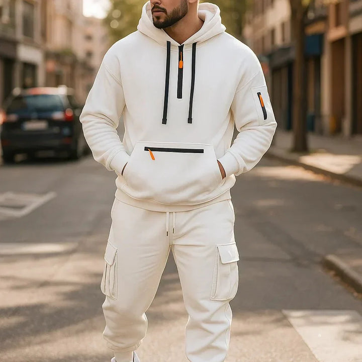 Tenue homme robuste : sweat-shirt et pantalon cargo avec poches, idéal pour un look streetwear fonctionnel et tendance.
