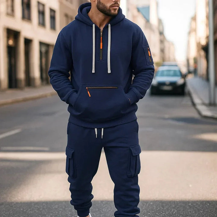 Ensemble homme automne/hiver : sweat-shirt doux et pantalon cargo confortable, parfait pour une mode urbaine décontractée.