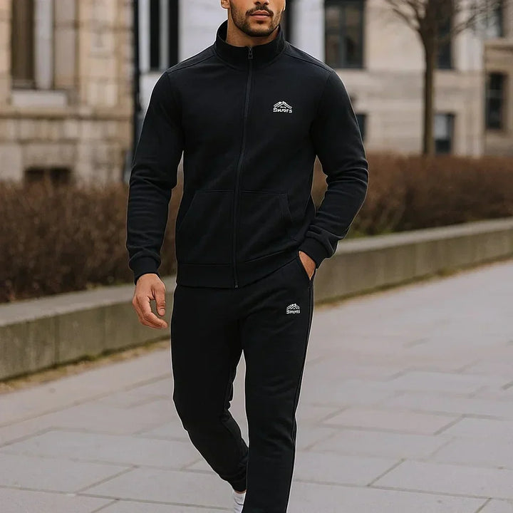 Ensemble structuré en maille noire pour homme. Confortable et décontracté, idéal pour un look urbain chic et casual.