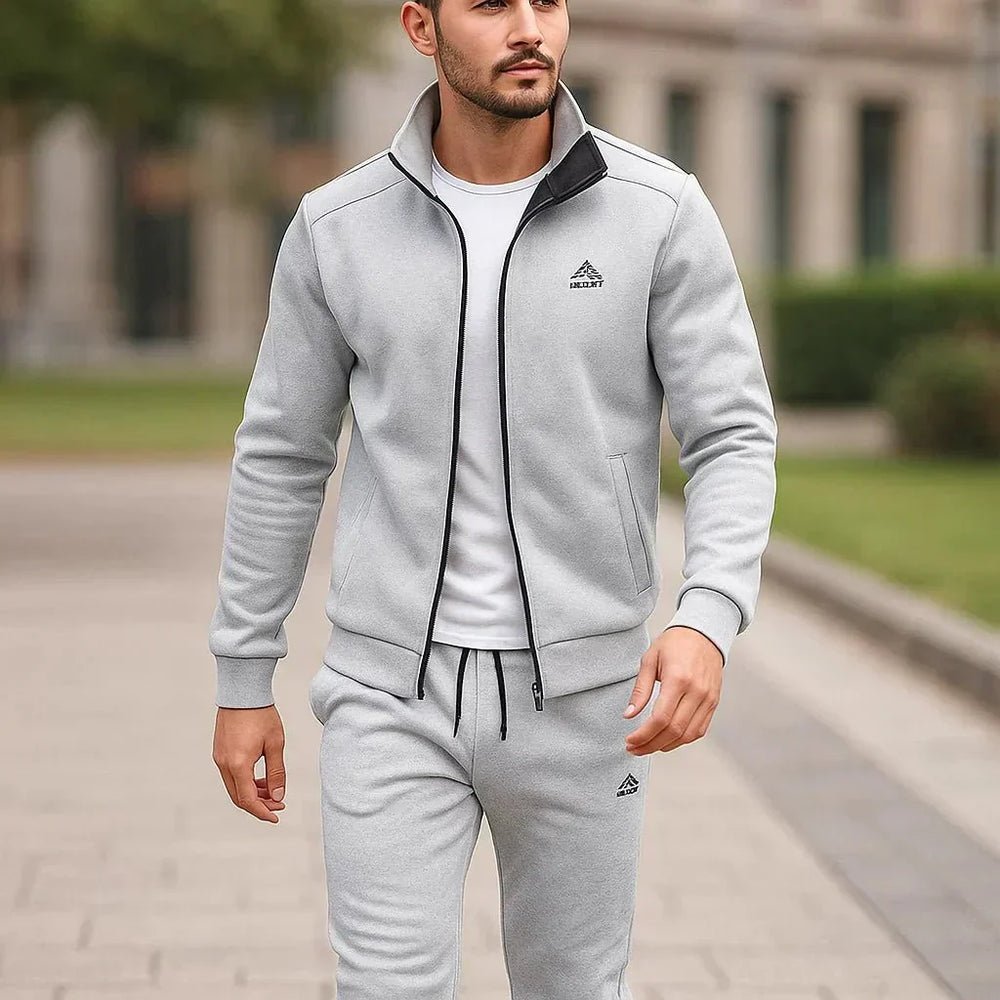 Ensemble sportswear décontracté en maille structurée grise pour homme. Parfait pour un style autonome et confortable.