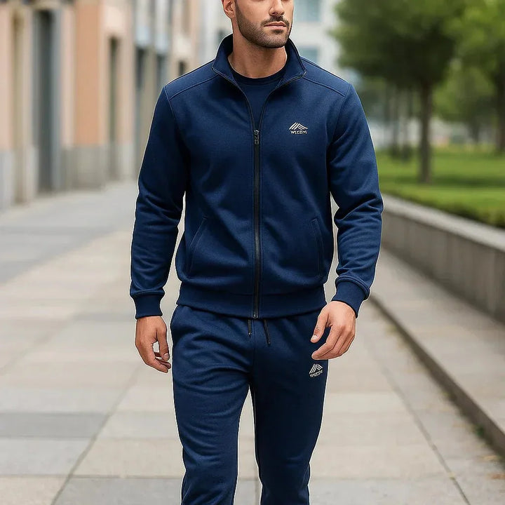 Détail de l'ensemble structuré en maille pour homme. Tissu confortable et moderne, parfait pour un look décontracté ou sportswear.