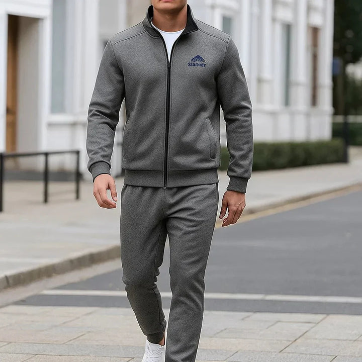 Ensemble maille structurée bleu pour homme, style casual chic. Offre confort et élégance décontractée pour la vie urbaine.