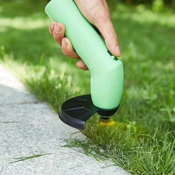 Mini désherbeur sans fil portatif coupant les mauvaises herbes dans un jardin, léger pour un entretien facile.