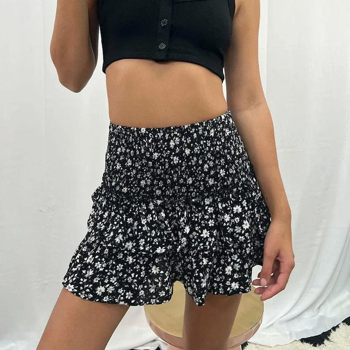Jupe courte femme avec short intégré pour plus de sécurité et confort, idéale pour l'été et le sport.