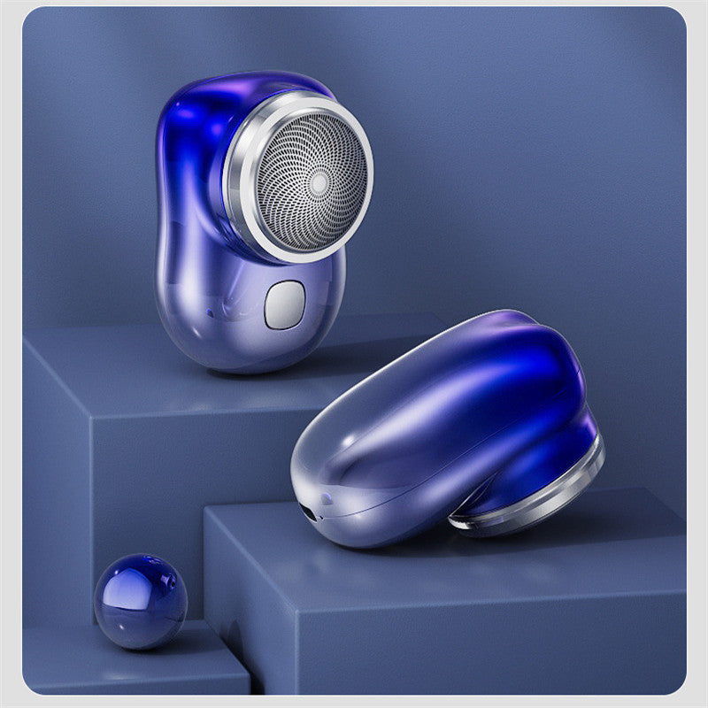 Homme utilisant mini rasoir électrique portable pour un entretien rapide du visage, offrant douceur et précision.