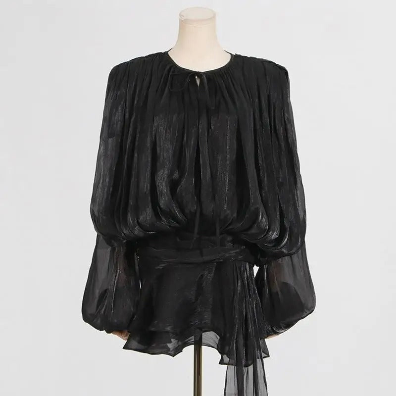 Robe courte femme décontractée, manches fluides pour un style chic et élégance féminine.