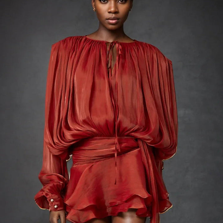 Robe d'été courte pour femme, manches fluides, alliant confort et mode décontractée.