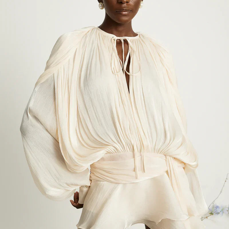 Robe femme courte décontractée, manches fluides, un choix élégant pour le style estival.
