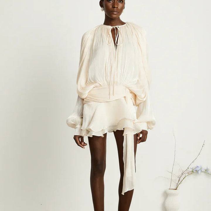 Mini-robe femme à manches fluides, style décontracté chic, parfaite pour la polyvalence.