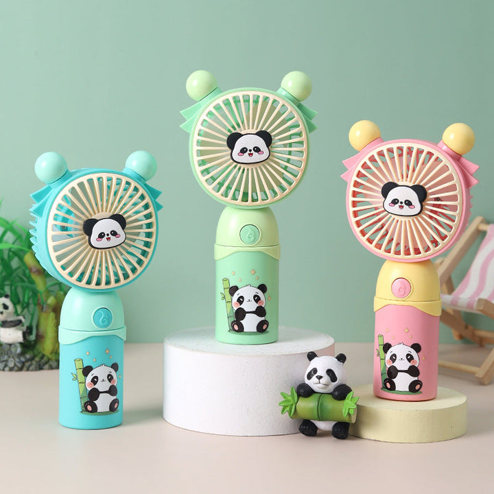 Accessoire été : mini ventilateur panda portable, tient dans un sac, fraîcheur pratique pour femme.