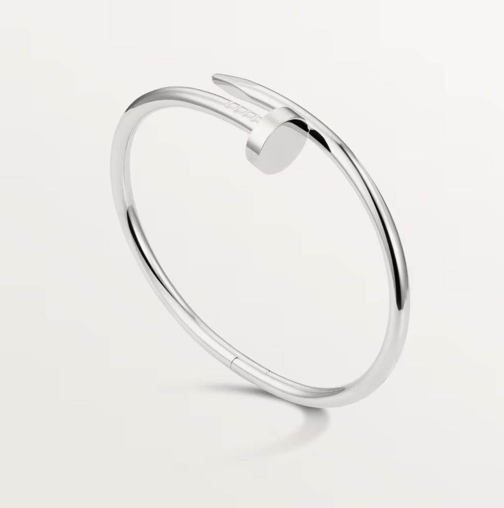 Bracelet en argent 925 minimaliste porté au poignet d'une femme. Bijou élégant et moderne, accessoire de mode discret.